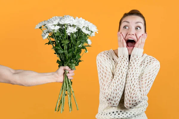 Menina Surpreende Surpreende Homem Entrega Lhe Buquê Flores Brancas Crisântemos — Fotografia de Stock