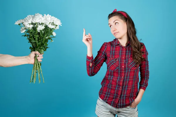 Una Chica Campo Con Una Camisa Cuadros Roja Fríamente Lado — Foto de Stock