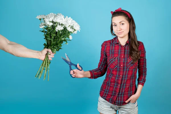 Homem Flores Crisântemos Brancos Para Uma Menina Ela Com Desprezo — Fotografia de Stock