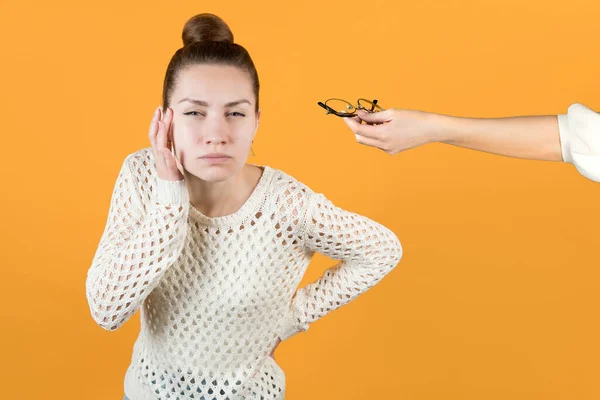 Chica Entrecierra Los Ojos Esfuerza Tratando Considerar Algo Con Mala — Foto de Stock