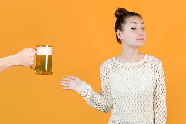 Fille Avec Une Joie Non Déguisée Accepte Prendre Une Tasse — Photo