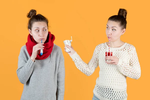 Het Meisje Biedt Aan Zichzelf Helpen Houdt Medicijnen Het Drinken — Stockfoto