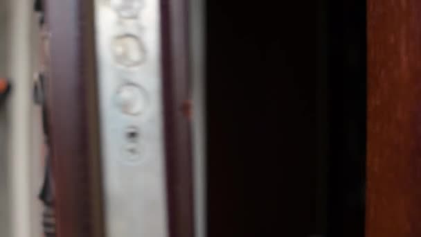 Homem fecha a porta com uma chave, close-up de uma mão — Vídeo de Stock