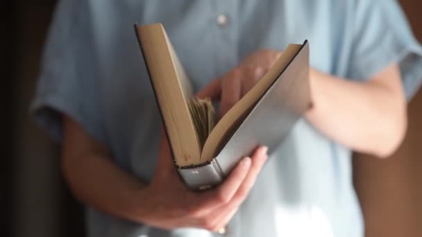 Ragazza apre il libro e tira fuori qualche dollaro di banconote. La donna conta i soldi. — Video Stock