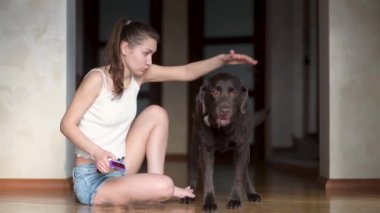 Kiz, taranmasi gereken büyük ve güçlü bir köpekle zar zor basa çikabiliyor.