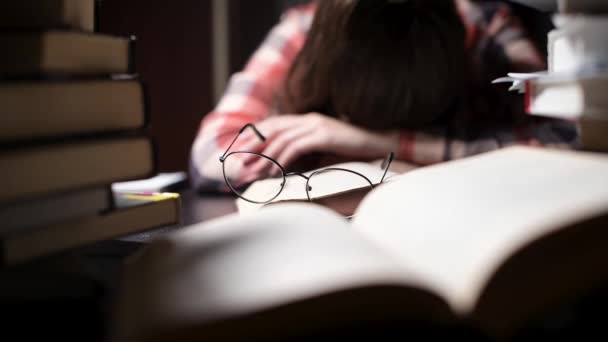 Die Brille Ist Auf Dem Buch Die Studentin Hebt Den — Stockvideo