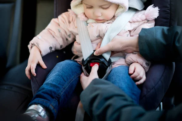 Mom Hands Fasten Child Car Seat Close — Stock Photo, Image