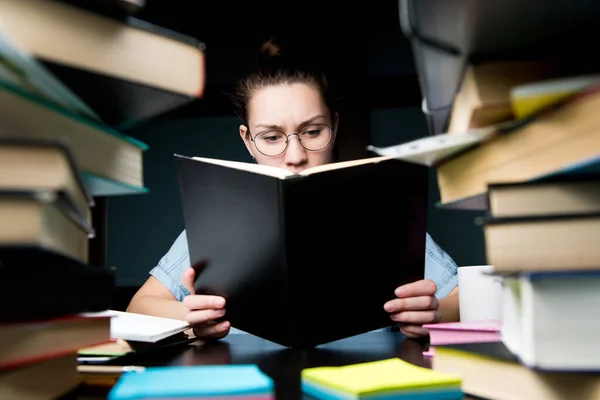 Una Joven Con Gafas Lee Cuidadosamente Libro Por Noche Mesa —  Fotos de Stock