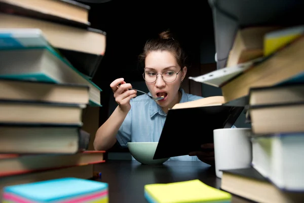 Estudante Leva Comida Enquanto Estuda Casa Noite Sobre Mesa Está — Fotografia de Stock