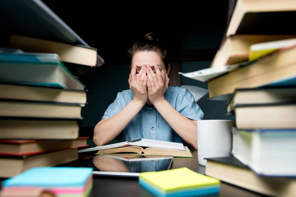 Een Jong Meisje Bedekt Haar Gezicht Met Haar Handen Moe — Stockfoto