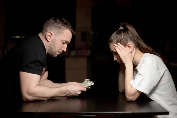 Jeune Homme Compte Quelques Économies Tard Dans Nuit Table Observe — Photo