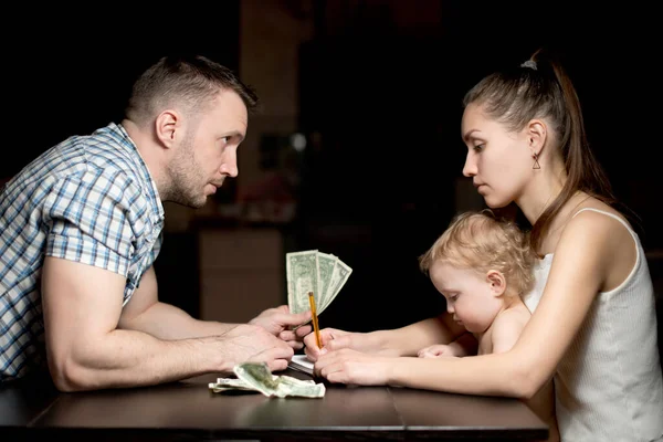 Μια Νεαρή Οικογένεια Μετράει Χρήματα Αργά Βράδυ Δύσκολοι Καιροί Και — Φωτογραφία Αρχείου