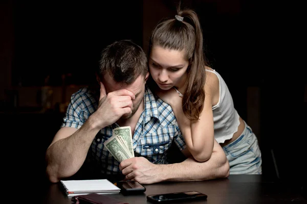 Seorang Pria Memegang Uang Dan Marah Sang Istri Mendukungnya Secara — Stok Foto