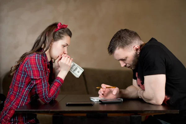 Genç Evli Bir Çift Masada Para Sayıyor Rakamlara Özenle Bakıyor — Stok fotoğraf