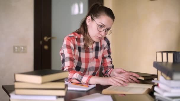 Menina Folheando Através Livro Busca Material Necessário Depois Descreve Termos — Vídeo de Stock