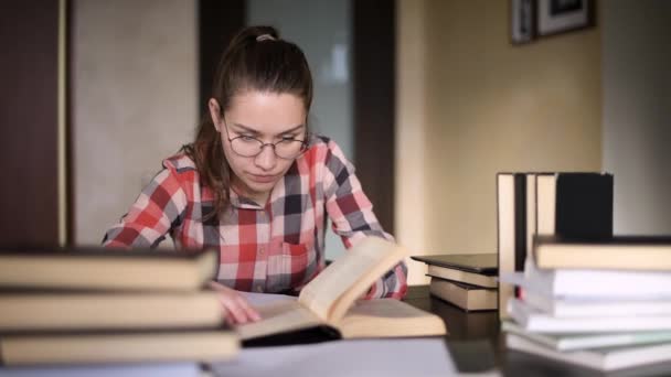 Dívka Používá Tablet Internet Hledání Potřebných Informací Které Nenašla Knihách — Stock video