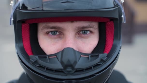 直接看到戴着敞篷头盔的摩托车手 靠近点 — 图库视频影像