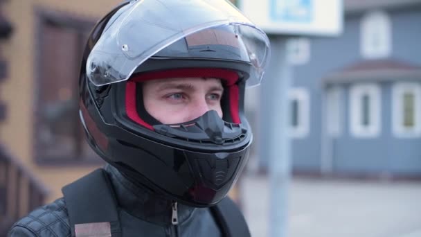 Widok Boku Motocyklisty Kasku Otwartą Osłoną Motocyklista Wygląda Prosto — Wideo stockowe