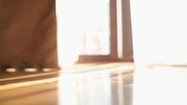 Evin koridorunda kameranın önünde scooter sürüyordu. Arkaplan