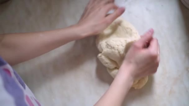 Θέα πάνω από τον ώμο μιας γυναίκας που ζυμώνει ζύμη μπισκότων — Αρχείο Βίντεο