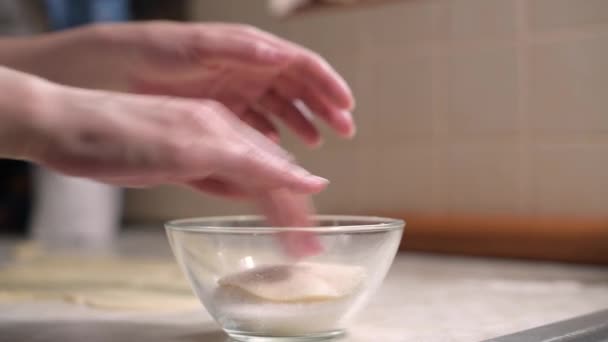 Menina esculpe biscoitos doces com açúcar em suas mãos para assá-los mais tarde no forno — Vídeo de Stock