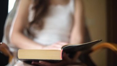 Bir kitap sayfası çeviriliyor, kapatılıyor