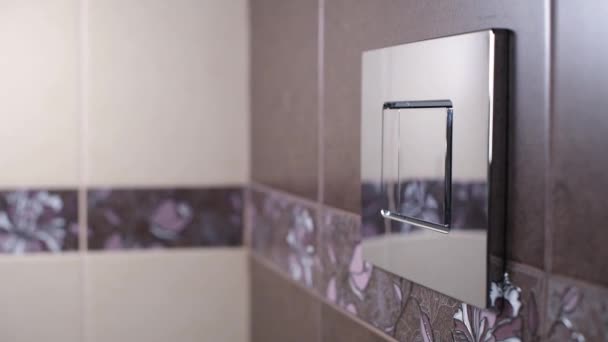 Közeli felvétel a nagy kioldó gomb megnyomásáról a WC lehúzásához — Stock videók
