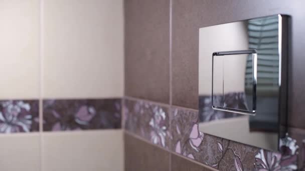 Közeli felvétel a kis kioldó gomb megnyomásáról a WC lehúzásához — Stock videók