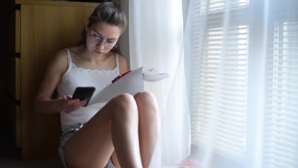 Genç Kadın Interneti Kullanarak Çapraz Dikiş Atmayı Öğreniyor Ama Başaramadı — Stok video
