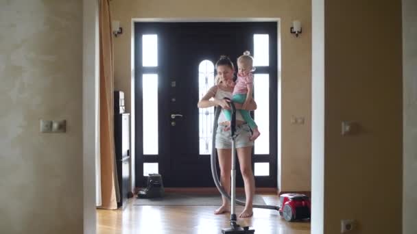 Jeune Mère Aspirant Sol Dans Couloir Maison Avec Une Petite — Video