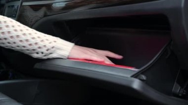 Kız bir arabanın torpido gözüne birkaç kez tıbbi maske takmış ve onu çıkarmış.