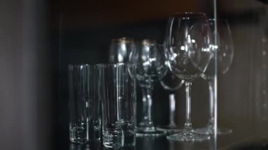 Kız karanlık bir dolaptan bir bardak şarap alır, yüzü yoktur.