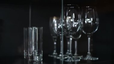 Kız karanlık bir dolaptan bir bardak şarap alıyor, yüzü yok, yüzü yok.