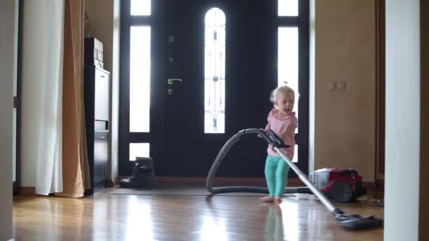 Petite Fille Essayant Aspirer Dans Couloir Maison Une Vidéo Comique — Video