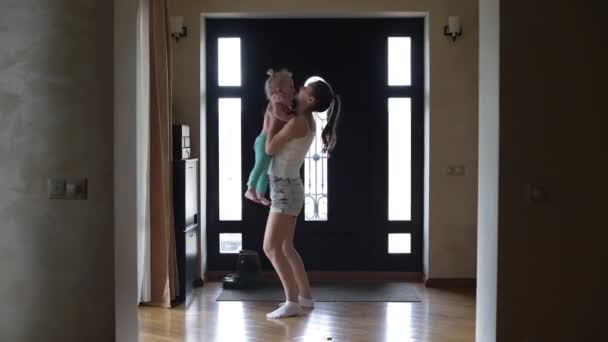 Egy Fiatal Anya Karjaiba Zárja Lányát Vele Táncol Háttérvilágítással Napsütéssel — Stock videók
