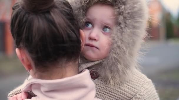 Kleines Trauriges Mädchen Umarmt Mutter Hals Ihren Armen Blick Vom — Stockvideo