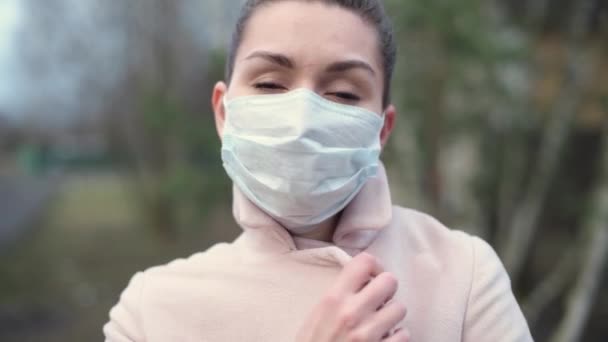 Κοντινό Πλάνο Ενός Κοριτσιού Ιατρική Μάσκα Και Παλτό Στο Δρόμο — Αρχείο Βίντεο