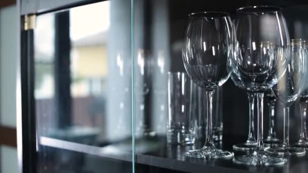 Una Donna Apre Una Porta Vetrina Tira Fuori Bicchiere Vino — Video Stock