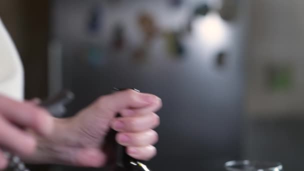 Mädchen Legt Eine Flasche Wein Auf Den Tisch Und Beginnt — Stockvideo