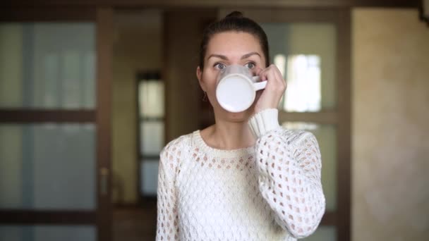 Het Meisje Giet Rode Wijn Een Koffiemok Drinkt Kijkend Uit — Stockvideo