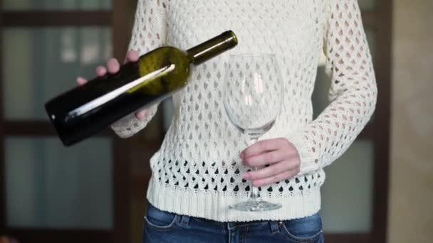 Ragazza Versa Vino Bicchiere Cucina Bevande Primo Piano Una Bottiglia — Video Stock