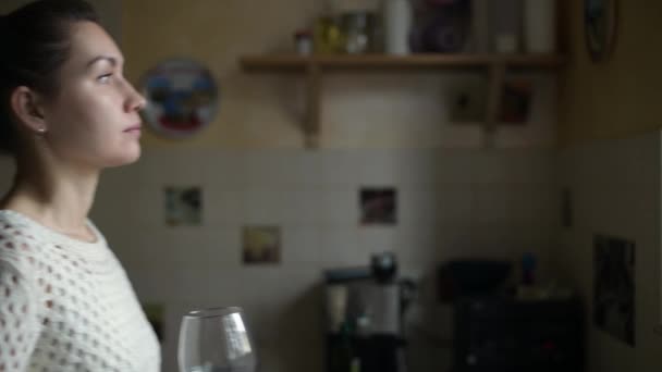Dziewczyna Przychodzi Szklanką Wina Stołu Kuchni Napoje Odchodzi — Wideo stockowe