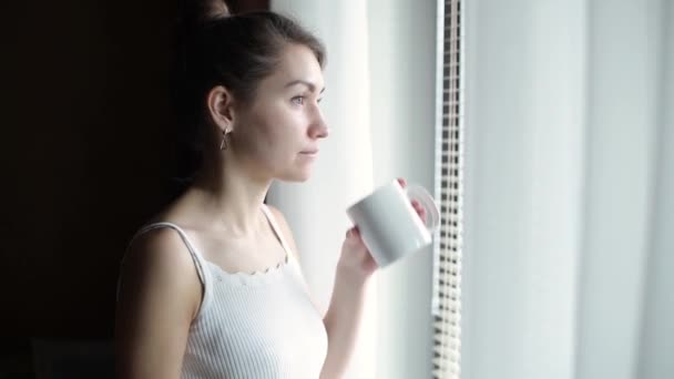 Jeune Fille Fenêtre Avec Une Tasse Café Verse Vin Rouge — Video