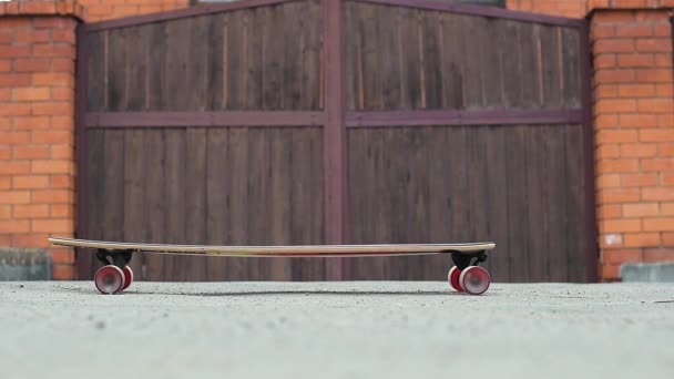 Skateboard Står Trottoaren Tonåring Hoppar Den Och Lämnar Ramen Närbild — Stockvideo