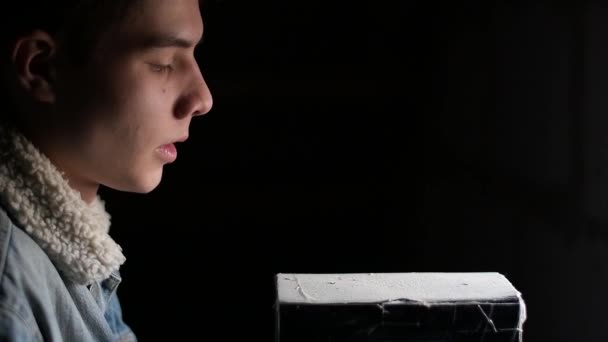 Хлопець Дме Пил Коробки Яку Він Знайшов Горищі Повільний Рух — стокове відео