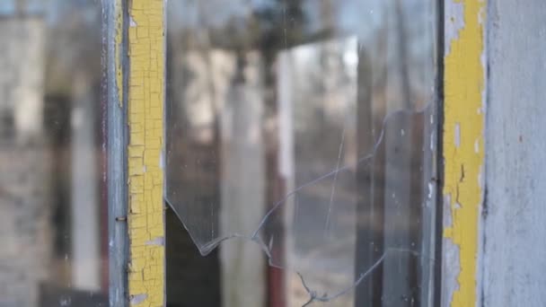 Kamera Bergerak Sepanjang Jendela Yang Pecah Dari Sebuah Bangunan Yang — Stok Video