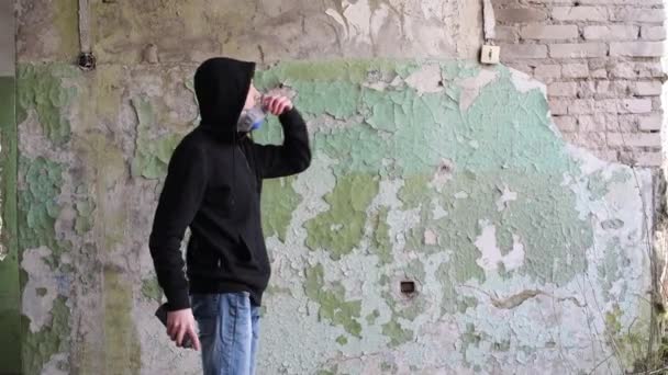 Genç Pejmürde Bir Duvarın Yanından Geçiyor Yazı Yazıyor Solunum Cihazını — Stok video