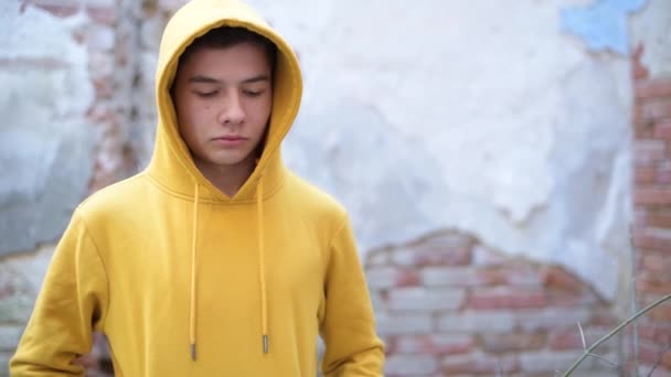 Sarı Tişörtlü Bir Genç Aşağı Bakar Sonra Yıkılmış Eski Bir — Stok video
