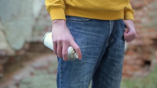 Teenager Bemalt Gerade Eine Straßenmauer Und Hält Farbe Der Hand — Stockvideo
