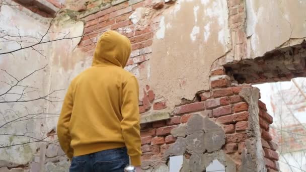 Adolescent Regarde Vieux Mur Ruine Évaluant Secoue Bombe Pour Peindre — Video